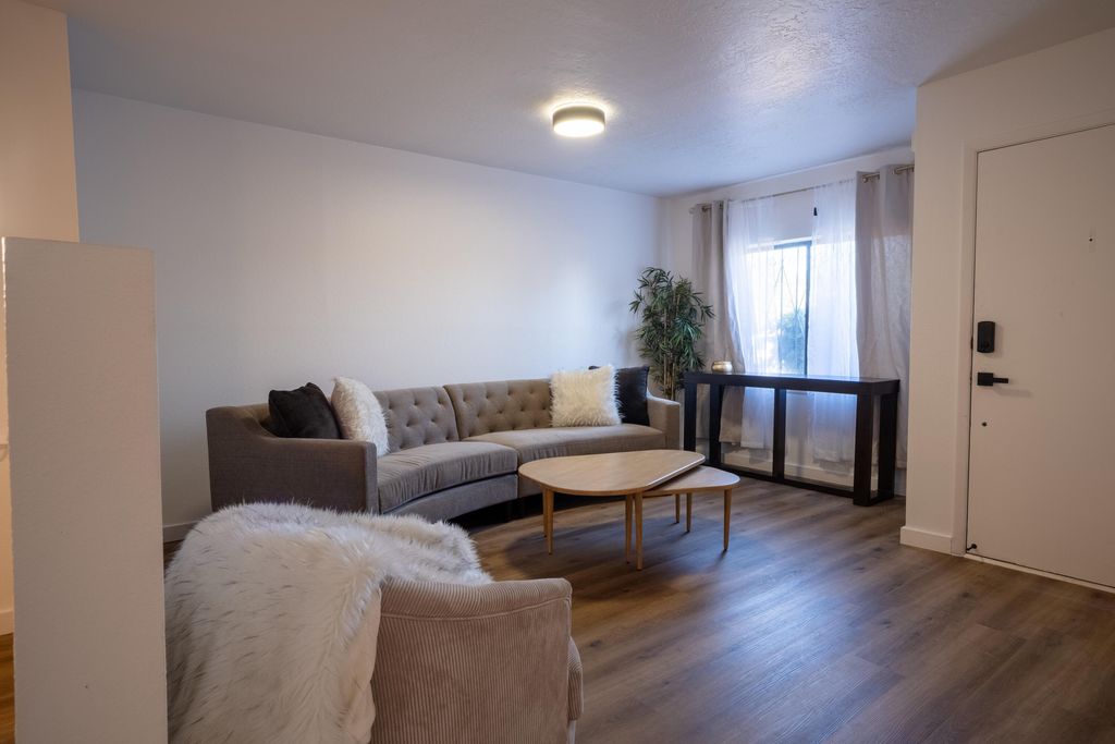 Image 3 of property listing at 6049 Namath Avenue NW, Albuquerque, NM 87120