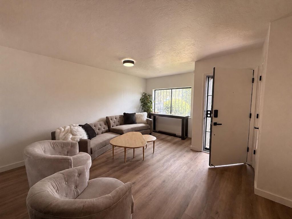 Image 4 of property listing at 6049 Namath Avenue NW, Albuquerque, NM 87120