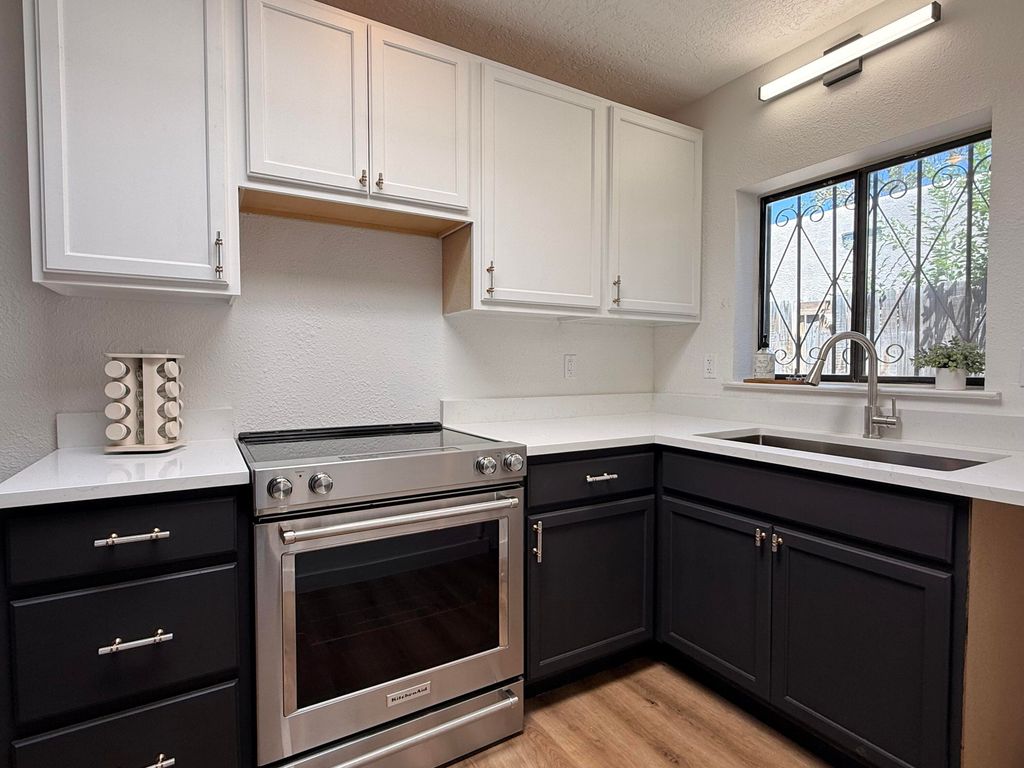 Image 6 of property listing at 6049 Namath Avenue NW, Albuquerque, NM 87120