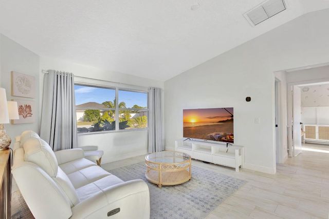 1902 SE South Buttonwood Drive, Port St. Lucie, Port St Lucie, FL 34952