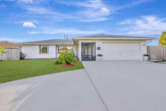 1902 SE South Buttonwood Drive, Port St. Lucie, Port St Lucie, FL 34952