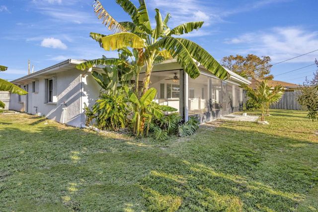 1902 SE South Buttonwood Drive, Port St. Lucie, Port St Lucie, FL 34952