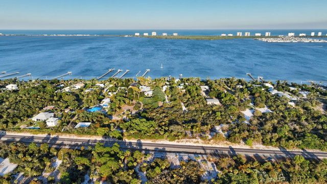 1902 SE South Buttonwood Drive, Port St. Lucie, Port St Lucie, FL 34952