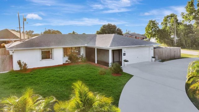 1902 SE South Buttonwood Drive, Port St. Lucie, Port St Lucie, FL 34952