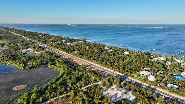 1902 SE South Buttonwood Drive, Port St. Lucie, Port St Lucie, FL 34952