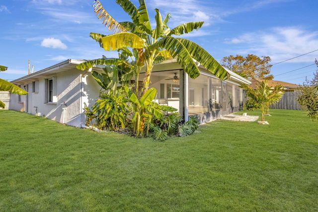 1902 SE South Buttonwood Drive, Port St. Lucie, Port St Lucie, FL 34952