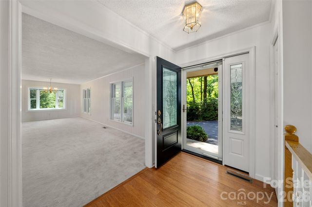 15 Carriage Court, Hendersonville, NC 28791