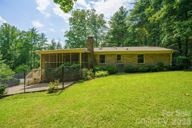 15 Carriage Court, Hendersonville, NC 28791