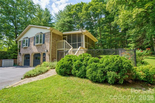 15 Carriage Court, Hendersonville, NC 28791