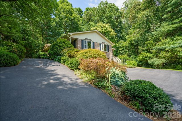 15 Carriage Court, Hendersonville, NC 28791