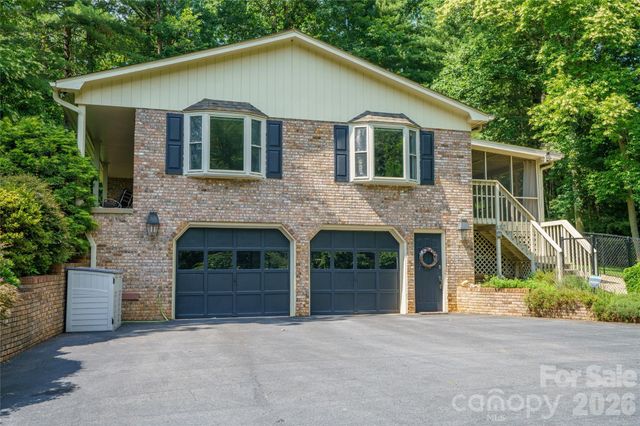 15 Carriage Court, Hendersonville, NC 28791