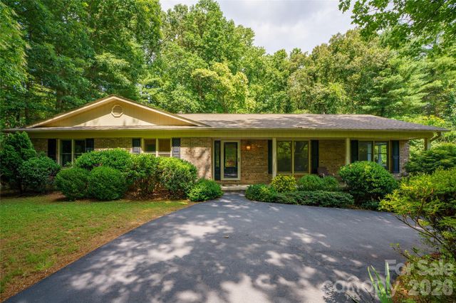 15 Carriage Court, Hendersonville, NC 28791