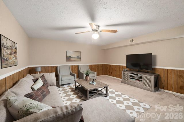 15 Carriage Court, Hendersonville, NC 28791