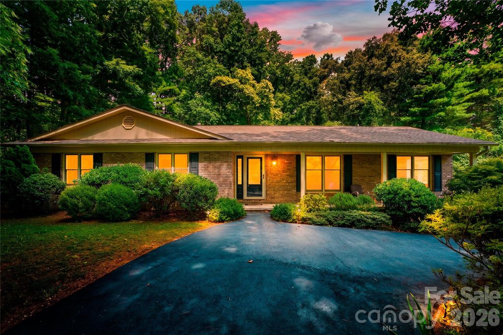 15 Carriage Court, Hendersonville, NC 28791