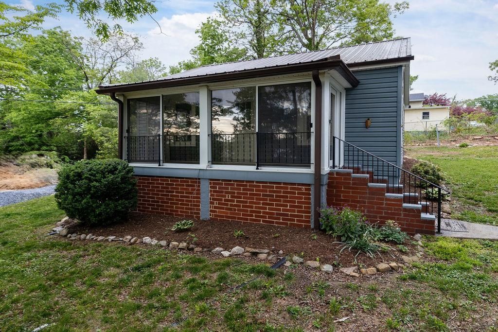 837 FABER AVE, Waynesboro, VA 22980