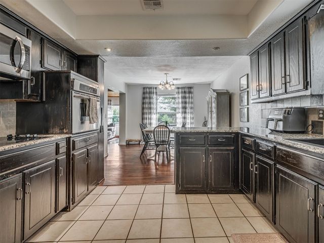 1008 S Neptune Road, Edmond, OK 73003