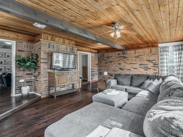 1008 S Neptune Road, Edmond, OK 73003