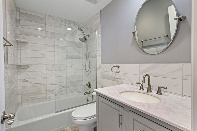 840 WELLINGTON Avenue 306, Elk Grove Village, IL 60007