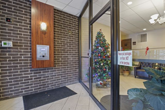 840 WELLINGTON Avenue 306, Elk Grove Village, IL 60007