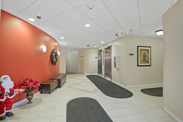 840 WELLINGTON Avenue 306, Elk Grove Village, IL 60007