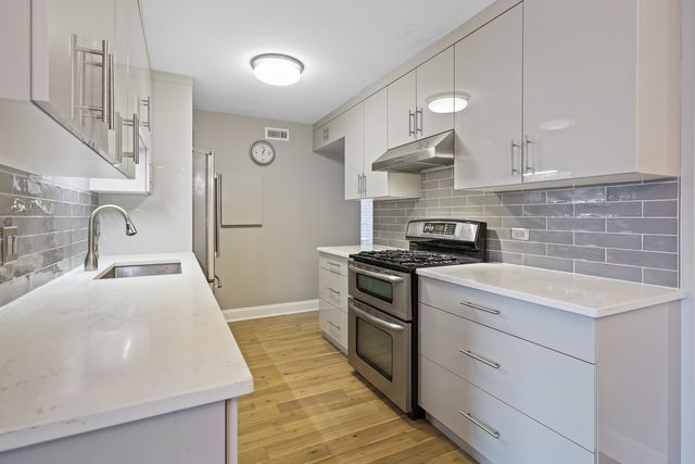 840 WELLINGTON Avenue 306, Elk Grove Village, IL 60007