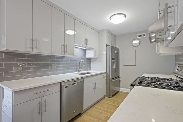 840 WELLINGTON Avenue 306, Elk Grove Village, IL 60007