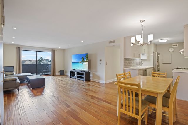 840 WELLINGTON Avenue 306, Elk Grove Village, IL 60007