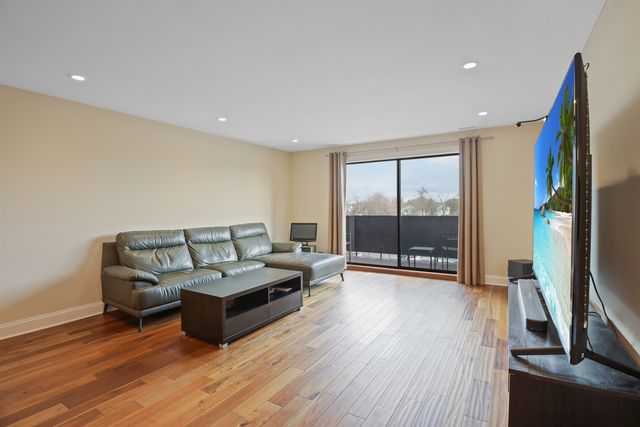 840 WELLINGTON Avenue 306, Elk Grove Village, IL 60007