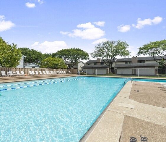 404 Bluebird Lane, Deerfield, IL 60015