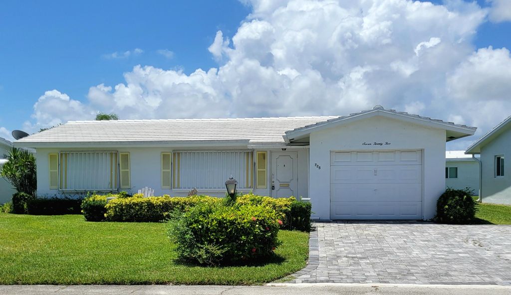 725 SW 18th Court, Boynton Beach, FL 33426
