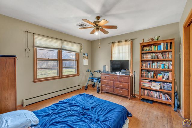 2886 SW Mulvane ST, Topeka, KS 66611