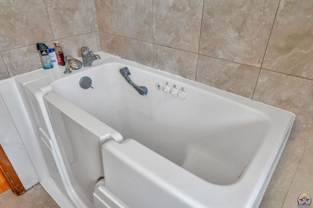 2886 SW Mulvane ST, Topeka, KS 66611