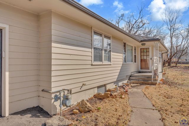2886 SW Mulvane ST, Topeka, KS 66611