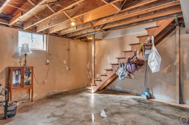 2886 SW Mulvane ST, Topeka, KS 66611