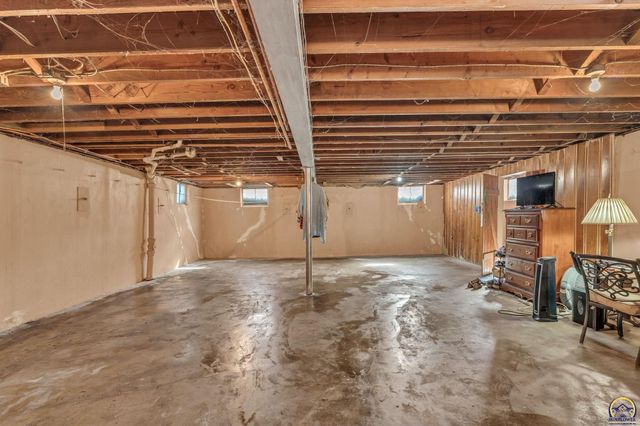 2886 SW Mulvane ST, Topeka, KS 66611