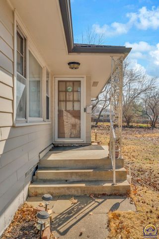 2886 SW Mulvane ST, Topeka, KS 66611