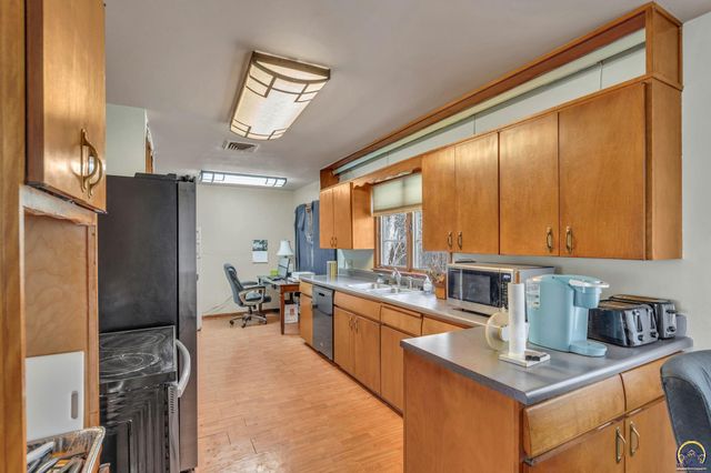 2886 SW Mulvane ST, Topeka, KS 66611