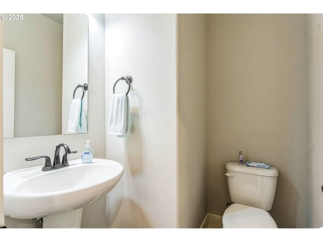875 Se TAMANGO St, Hillsboro, OR 97123