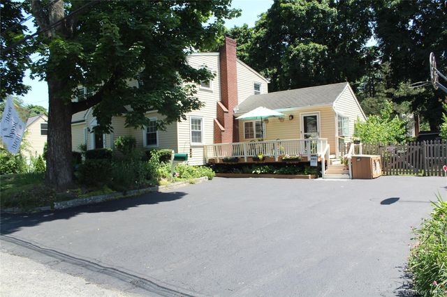 6 Howe Street, Huntington Station, NY 11746