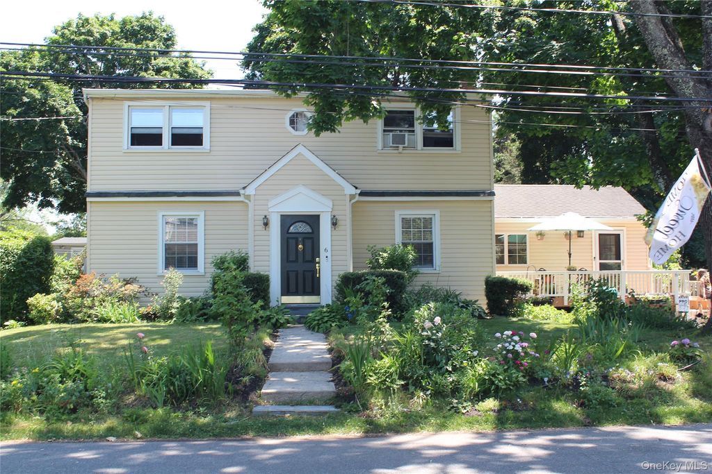 6 Howe Street, Huntington Station, NY 11746