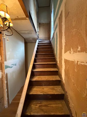 335 SW Western AVE, Topeka, KS 66606