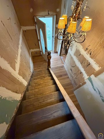 335 SW Western AVE, Topeka, KS 66606