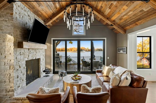 18780 Minnetonka Boulevard, Deephaven, MN 55391