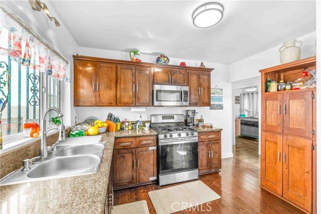 512 W 41st Place, Los Angeles, CA 90037