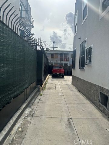 512 W 41st Place, Los Angeles, CA 90037