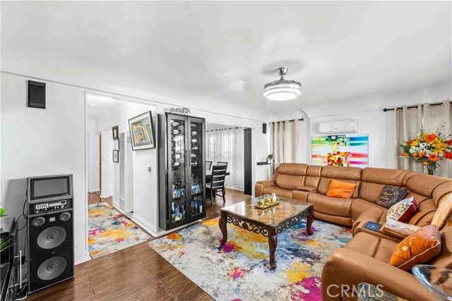 512 W 41st Place, Los Angeles, CA 90037