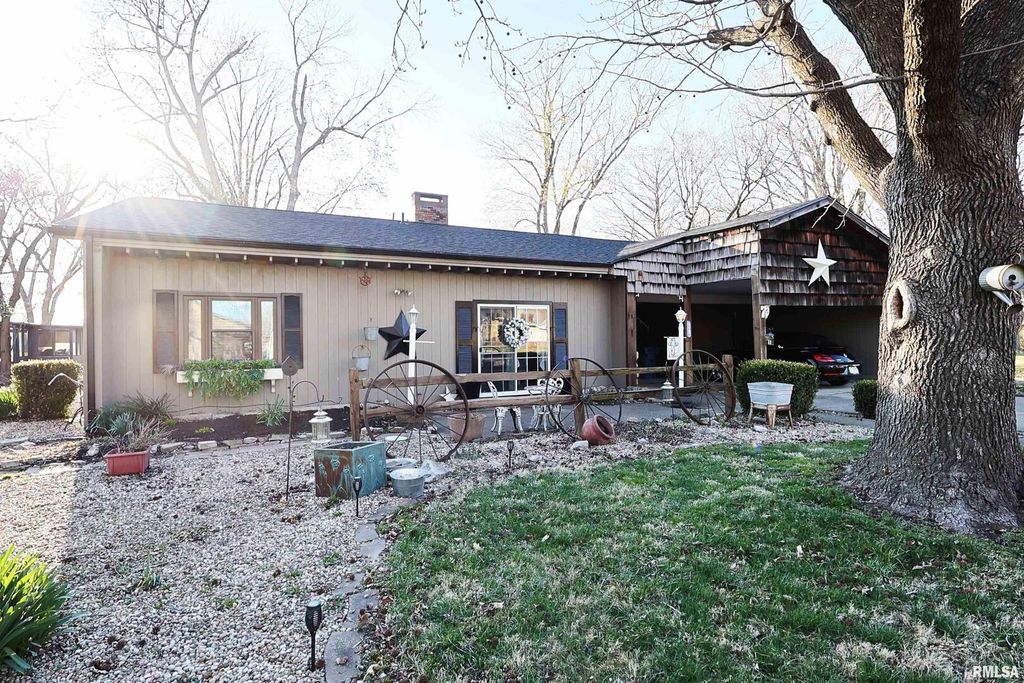 Image 1 of property listing at 7 Phyllis Drive, Centralia, IL 62801