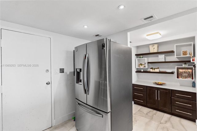 437 Golden Isles Dr 11J, Hallandale Beach, FL 33009