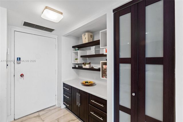 437 Golden Isles Dr 11J, Hallandale Beach, FL 33009