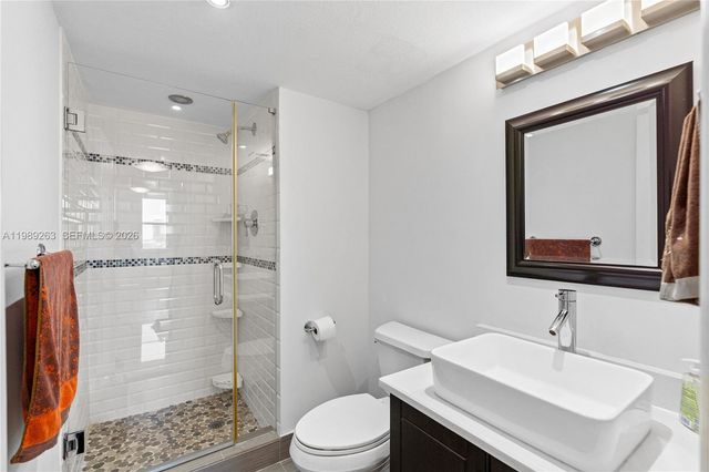 437 Golden Isles Dr 11J, Hallandale Beach, FL 33009